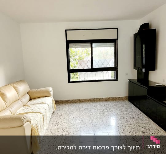 סלון עם ספה, חלון גדול וארון עץ